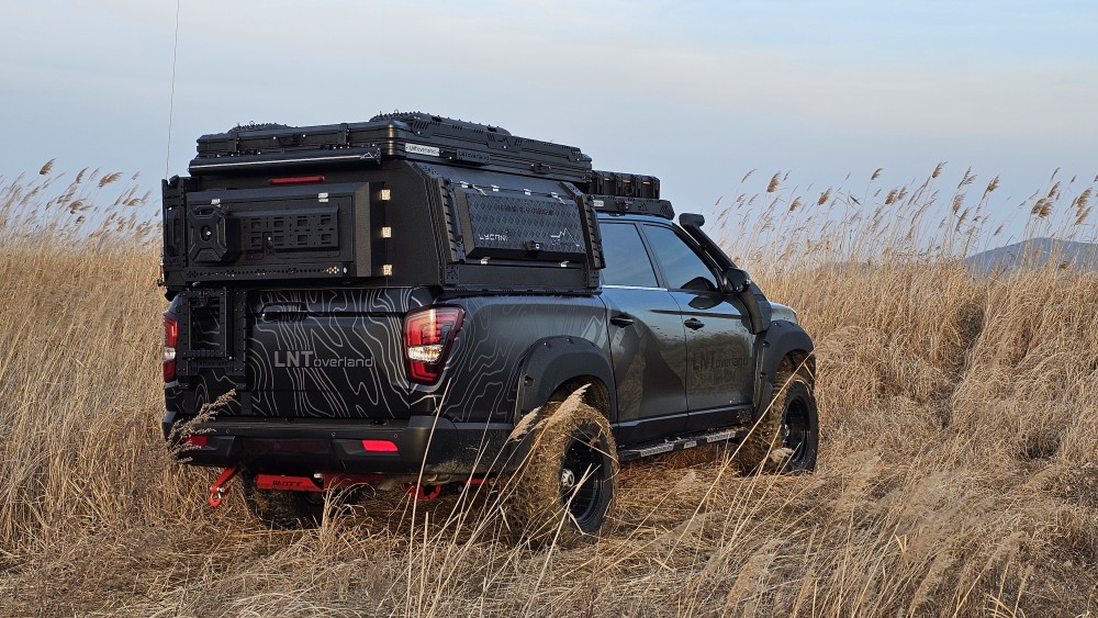 LNT overland 캐노피를 장착한 픽업트럭